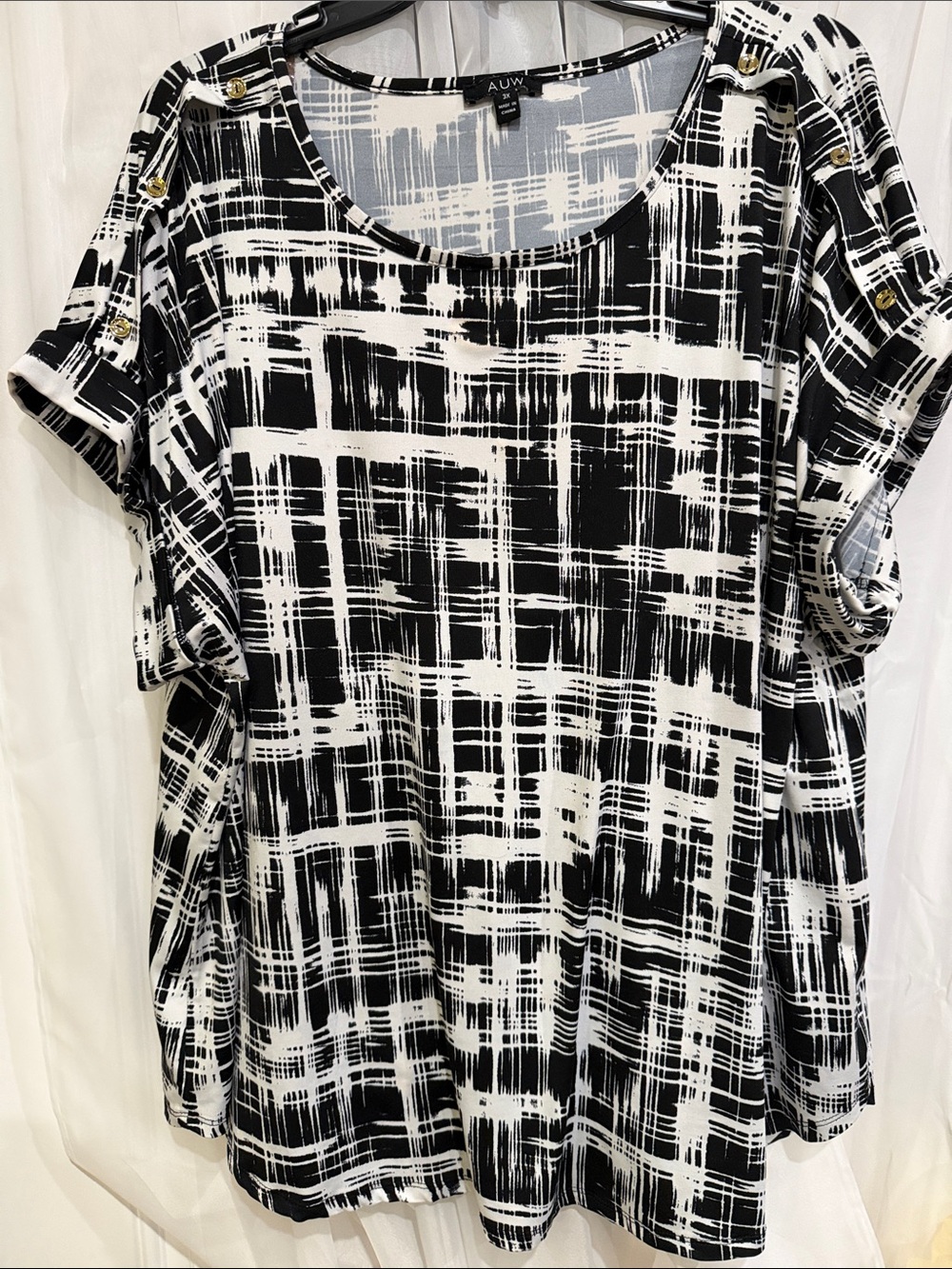 AUW Black & White Abstract Plaid Short Sleeve Top